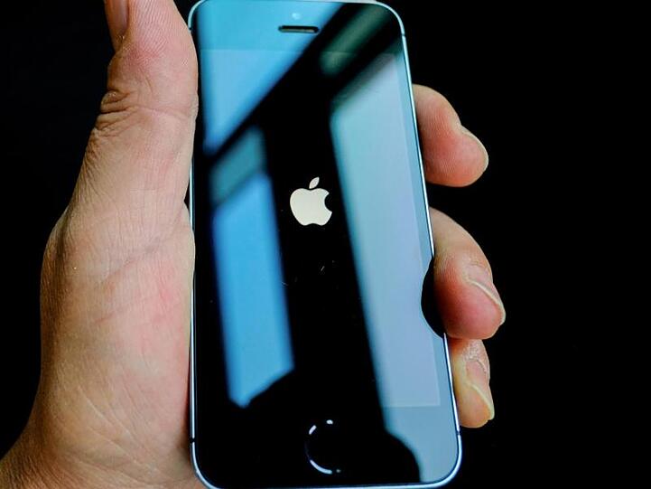Das Apple-Logo auf dem Display eines iPhone SE. Für Apple ist die Datensicherheit vor allem bei iPhone ein wichtiges Verkaufsargument.