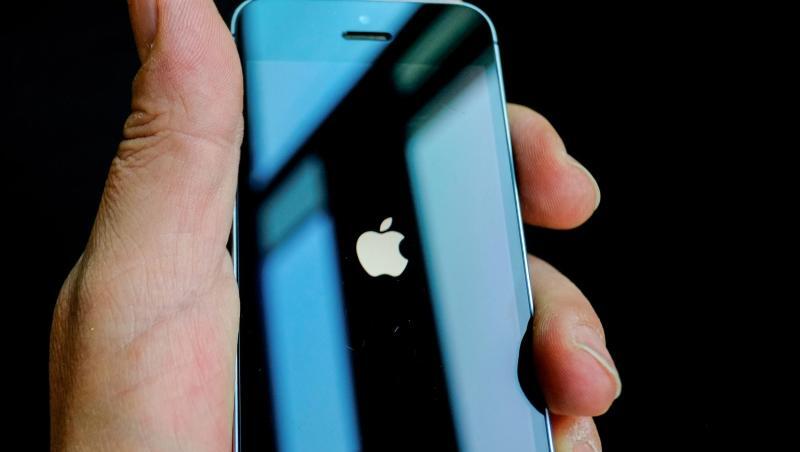 Das Apple-Logo auf dem Display eines iPhone SE. Für Apple ist die Datensicherheit vor allem bei iPhone ein wichtiges Verkaufsargument. Das Apple-Logo auf dem Display eines iPhone SE. Für Apple ist die Datensicherheit vor allem bei iPhone ein wichtiges Verkaufsargument.