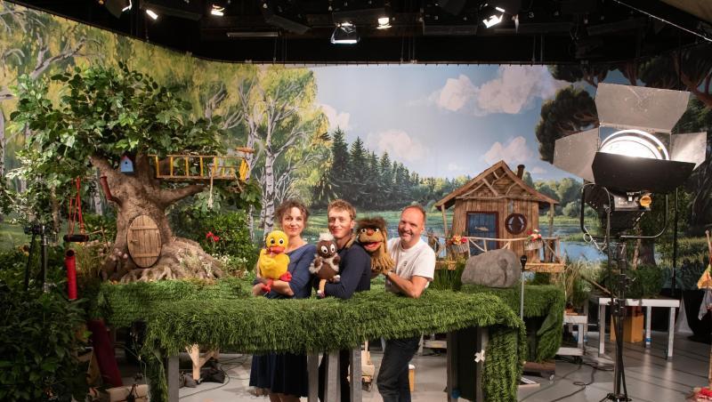 Die Puppenspielerin Susi Claus (l-r, "Schnatterinchen") mit ihren Kollegen Christian Sengewald ("Pittiplatsch") und Martin Paas ("Moppi") drehen in Hamburg. Die Puppenspielerin Susi Claus (l-r, "Schnatterinchen") mit ihren Kollegen Christian Sengewald ("Pittiplatsch") und Martin Paas ("Moppi") drehen in Hamburg.