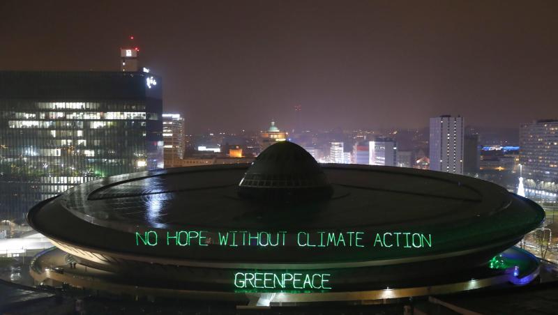 Greenpeace beleuchtet den Mehrzweck-Arenenkomplex "Spodek" mit den Worten "No hope without climate action - Greenpeace". Greenpeace beleuchtet den Mehrzweck-Arenenkomplex "Spodek" mit den Worten "No hope without climate action - Greenpeace".