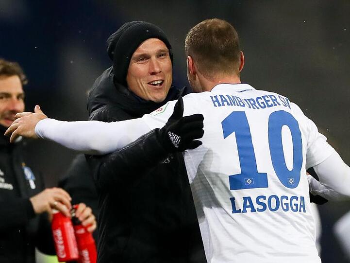 Hamburgs Trainer Hannes Wolf (l.) und Pierre-Michel Lasogga. Foto: Christian Charisius/Archiv