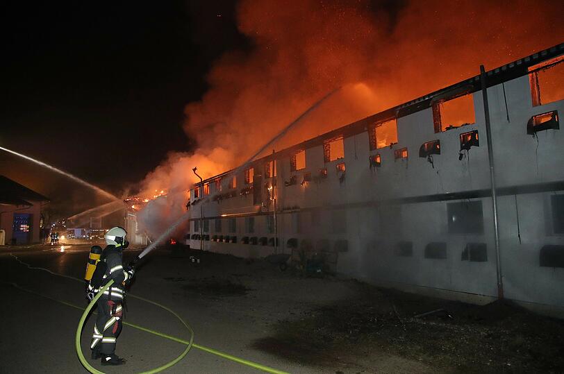 Bei Eintreffen der Feuerwehren und der ebenfalls alarmierten Streifenbesatzung der Polizeiinspektion Burghausen stand der Stall bereits in Vollbrand.