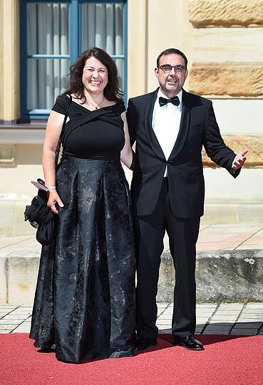Klaus Holetschek (Staatsminister Gesundheit Pflege) mit Frau Birgit Holetschek zeigen klassische Eleganz.