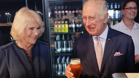 König Charles III. genießt zum Abschluss seines dreitägigen Deutschland-Besuchs ein Bier.