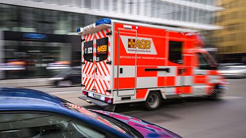 Ein Rettungswagen ist mit Blaulicht im Einsatz.