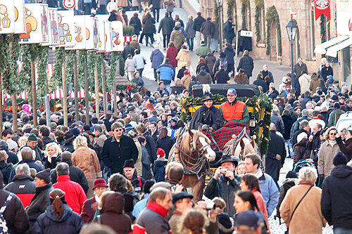 Zum Christkindlesmarkt brummt das Weihnachtsgeschäft: Trotz Wirtschaftskrise wird wieder kräftig eingekauft.