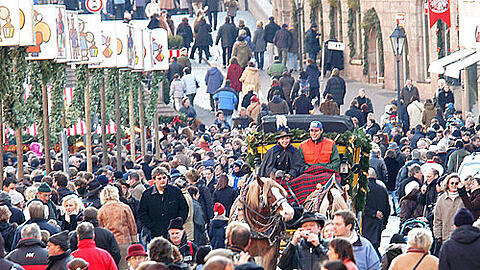 Zum Christkindlesmarkt brummt das Weihnachtsgeschäft: Trotz Wirtschaftskrise wird wieder kräftig eingekauft.