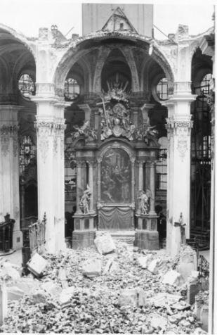 Heilig Geist: Beim Luftangriff am 25. April 1944 brennen der Dachstuhl und der Turmhelm der Pfarrkirche ab. In der Folge stürzt am 14. Juni das Gewölbe ein und reißt drei Pfeiler mit. 1947 beginnt der Wiederaufbau, 1953 wird der wiederhergestellte Hochaltar geweiht. Heilig Geist: Beim Luftangriff am 25. April 1944 brennen der Dachstuhl und der Turmhelm der Pfarrkirche ab. In der Folge stürzt am 14. Juni das Gewölbe ein und reißt drei Pfeiler mit. 1947 beginnt der Wiederaufbau, 1953 wird der wiederhergestellte Hochaltar geweiht.