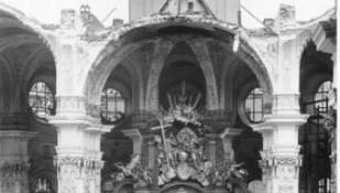 Heilig Geist: Beim Luftangriff am 25. April 1944 brennen der Dachstuhl und der Turmhelm der Pfarrkirche ab. In der Folge stürzt am 14. Juni das Gewölbe ein und reißt drei Pfeiler mit. 1947 beginnt der Wiederaufbau, 1953 wird der wiederhergestellte Hochaltar geweiht. Heilig Geist: Beim Luftangriff am 25. April 1944 brennen der Dachstuhl und der Turmhelm der Pfarrkirche ab. In der Folge stürzt am 14. Juni das Gewölbe ein und reißt drei Pfeiler mit. 1947 beginnt der Wiederaufbau, 1953 wird der wiederhergestellte Hochaltar geweiht.