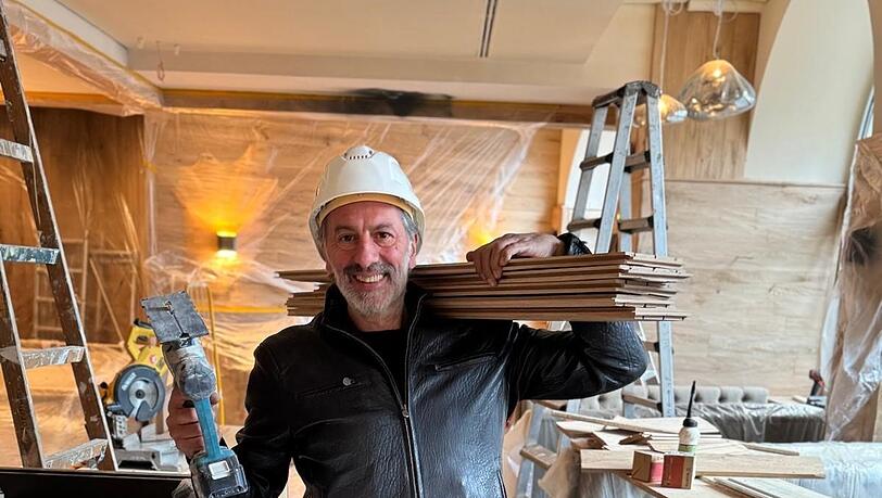 Der Groß-Gastronom packt selbst mit an: Ugo Crocamo in seiner Baustelle in der Löwengrube 18. In wenigen Tagen möchte er hier seinen erstenStehausschank eröffnen. Der Groß-Gastronom packt selbst mit an: Ugo Crocamo in seiner Baustelle in der Löwengrube 18. In wenigen Tagen möchte er hier seinen erstenStehausschank eröffnen.