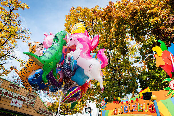 Bunte Ballons und bunte Blätter. Bunte Ballons und bunte Blätter.
