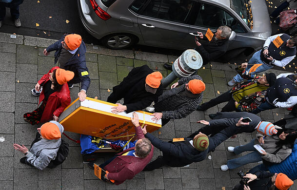 Das Schild der Lach- und Schießgesellschaft wird von Mitgliedern der Münchner Lach- und Schießgesellschaft auf einem Leiterwagen zur U-Bahn gefahren. Das Schild der Lach- und Schießgesellschaft wird von Mitgliedern der Münchner Lach- und Schießgesellschaft auf einem Leiterwagen zur U-Bahn gefahren.