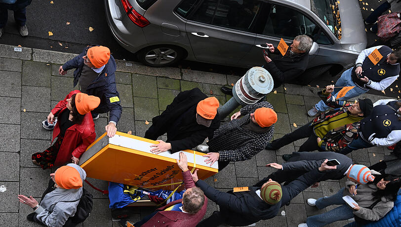 Das Schild der Lach- und Schießgesellschaft wird von Mitgliedern der Münchner Lach- und Schießgesellschaft auf einem Leiterwagen zur U-Bahn gefahren. Das Schild der Lach- und Schießgesellschaft wird von Mitgliedern der Münchner Lach- und Schießgesellschaft auf einem Leiterwagen zur U-Bahn gefahren.