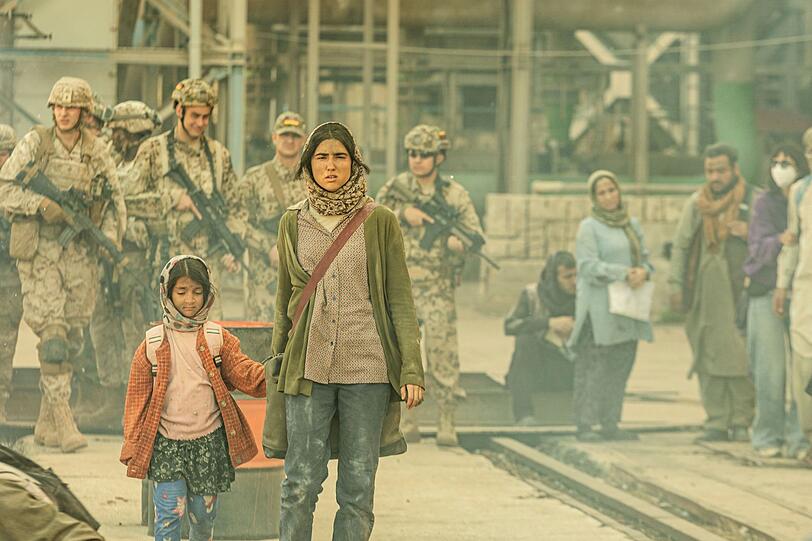 Ärztin Amina (Hannah Abdoh, links) und ihre Patientin Nooria (Sara Taheri) sind am Flughafen in Kabul, in der Hoffnung, ausgeflogen zu werden. Doch dann kommt es zu einer verheerenden Explision mit vielen Toten. Ärztin Amina (Hannah Abdoh, links) und ihre Patientin Nooria (Sara Taheri) sind am Flughafen in Kabul, in der Hoffnung, ausgeflogen zu werden. Doch dann kommt es zu einer verheerenden Explision mit vielen Toten.