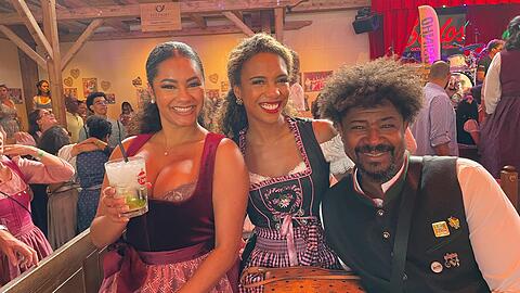 Sie fanden alles &bdquo;delicioso&ldquo; &ndash; also k&ouml;stlich: Samba-T&auml;nzerinnen Fernanda (32,l.) und Jasmin (27) aus N&uuml;rnberg. Sie gewannen den Wettbewerb beim Sambafestival Coburg. Irineu Nogueira ist Choreograph und Gr&uuml;nder der M&uuml;nchner Samba-Schule &bdquo;Praias do Isar&ldquo; (Isarstrand).