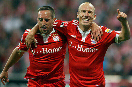 Nach einigem Hin und Her verlängert der Niederländer seinen Vertrag bis 2015. Coach Jupp Heynckes mahnt ihn und Franck Ribéry, sich künftig &bdquo;sehr professionell&ldquo; zu verhalten.