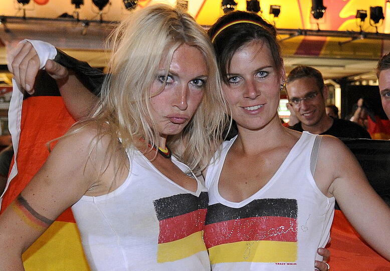 So heiß ist der Fußball: die weiblichen Fans - die allerschönste Nebensache der Welt.