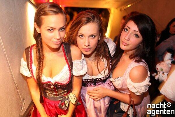 An der Hackerbrücke heißt es auch am Samstag "16 Tage Wiesn - 16 Tage Neuraum". Mehr Bilder unter: www.nachtagenten.de.