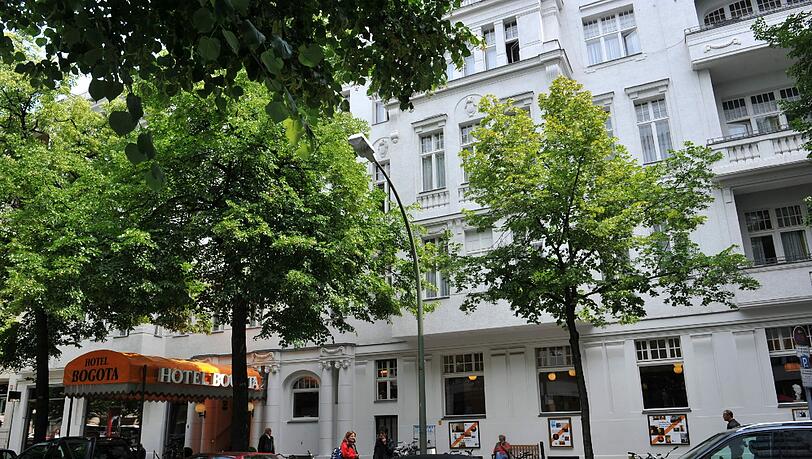Das Hotel Bogota in der Schlüterstraße. Ein 15-jähriger US-Amerikaner ist beim Sturz aus einem Fenster des Hotels ums Leben gekommen. Das Hotel Bogota in der Schlüterstraße. Ein 15-jähriger US-Amerikaner ist beim Sturz aus einem Fenster des Hotels ums Leben gekommen.