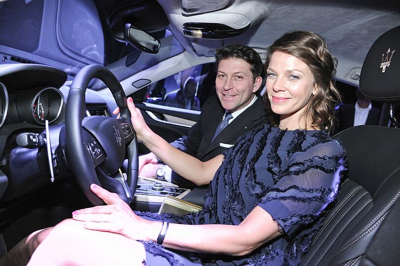 Giulio Pastore (General Manager Maserati Europe) erklärt Jessica Schwarz den neuen SUV
