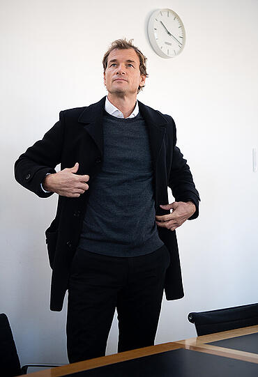 Jens Lehmann kurz vor Prozessbeginn mit seinen Anwälten Stephan Tschaidse und Eva Wietersheim.