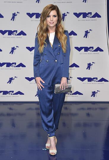 Top: Musiker Sydney Sierota im edlen Zweiteiler
