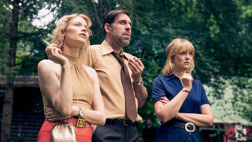 Als die Raucher noch in der Mehrheit waren: Mavie Hörbiger, Thomas Loibl und Laura Tonke (v.l.) in "Sommerhäuser".