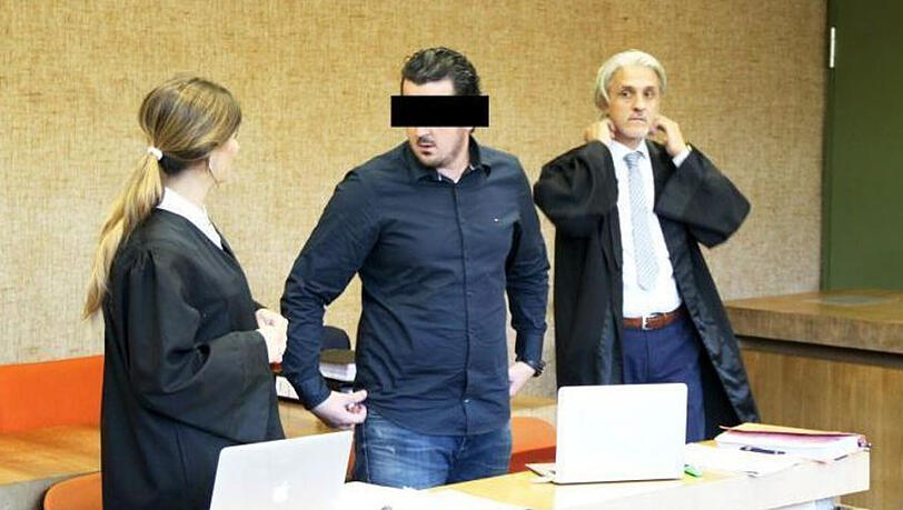 Hat 1,1 Millionen Euro aus einem Geldtransporter gestohlen: Der Angeklagte Rijad K. vor Gericht. Hat 1,1 Millionen Euro aus einem Geldtransporter gestohlen: Der Angeklagte Rijad K. vor Gericht.