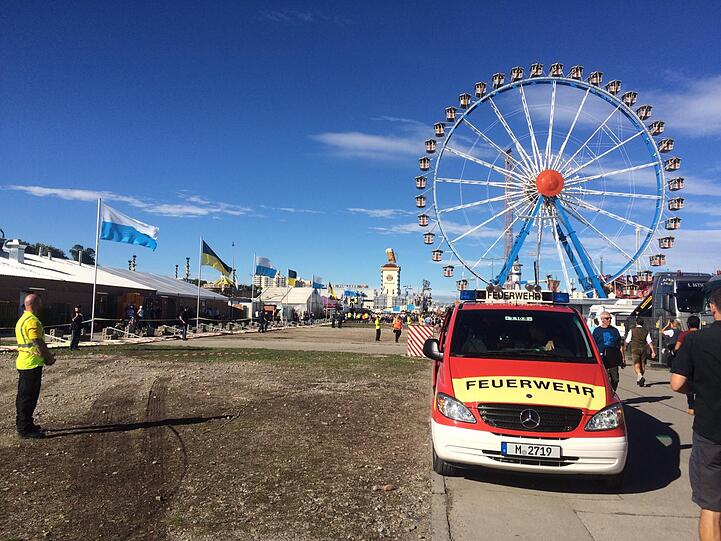 Der Zaun rund um die Oide Wiesn wurde umgeweht (links im Bild).