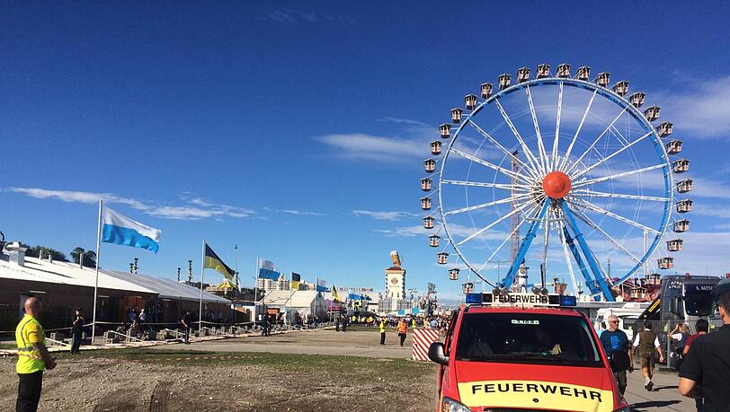 Der Zaun rund um die Oide Wiesn wurde umgeweht (links im Bild). Der Zaun rund um die Oide Wiesn wurde umgeweht (links im Bild).