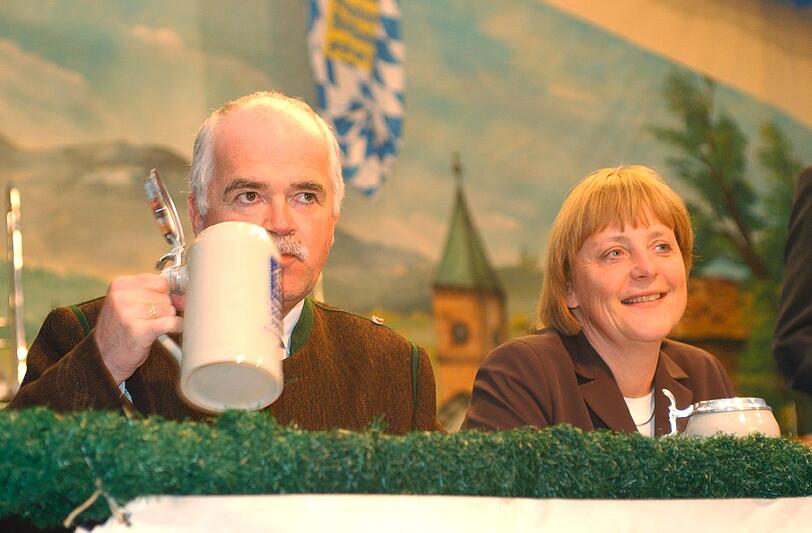 Gauweiler hält den Bierkrug hoch, die junge Angie lächelt.