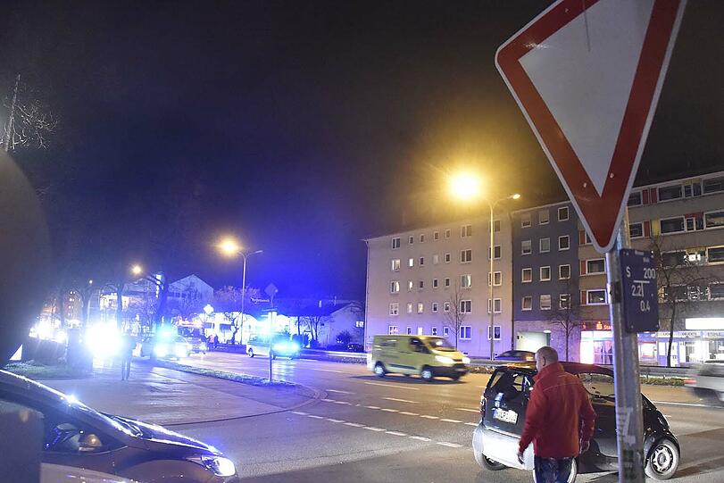 Unfallstelle Tegernseer Landstraße: Am Dienstagabend kollidierte dort ein Lkw mit einem Auto.