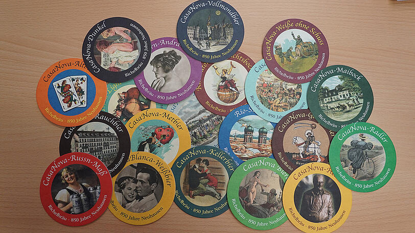 Bunt und nostalgisch: Diese Bierdeckel gibt es beim Richelbräu zu bestellen.