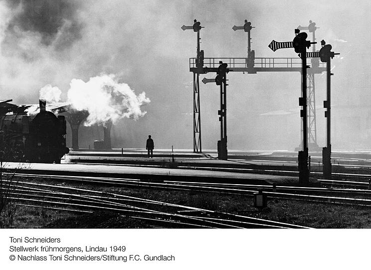 Foto von Toni Schneiders in der Ausstellung.