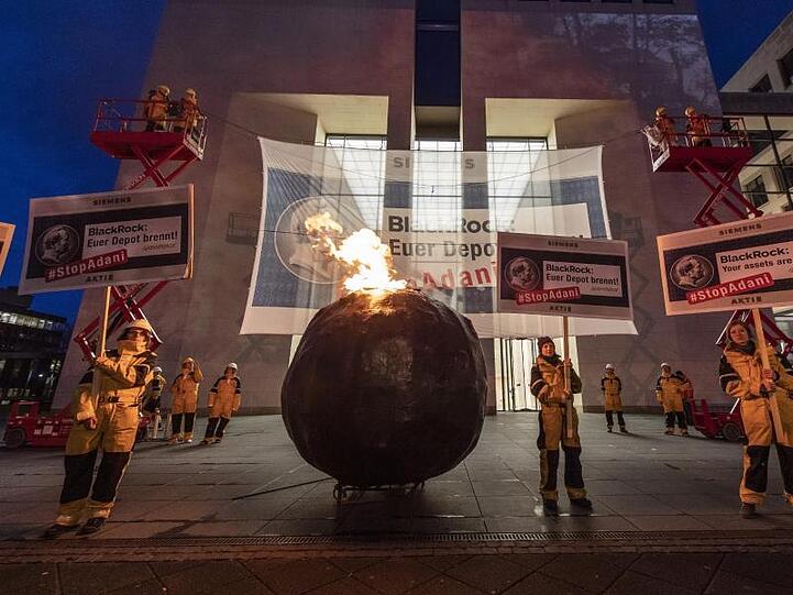 Greenpeace-Aktivisten am frühen Morgen vor der Zentrale des Siemsns-Großaktionärs Blackrock in der Innenstadt von Frankfurt am Main.