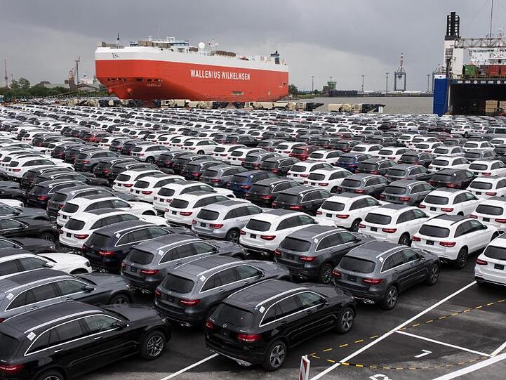 Am Autoterminal in Bremerhaven stehen Mercedes-Modelle zur Ausfuhr bereit.