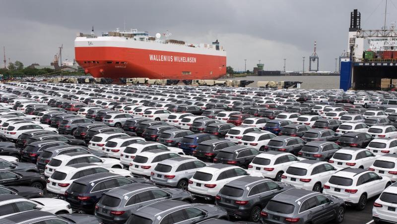 Am Autoterminal in Bremerhaven stehen Mercedes-Modelle zur Ausfuhr bereit. Am Autoterminal in Bremerhaven stehen Mercedes-Modelle zur Ausfuhr bereit.