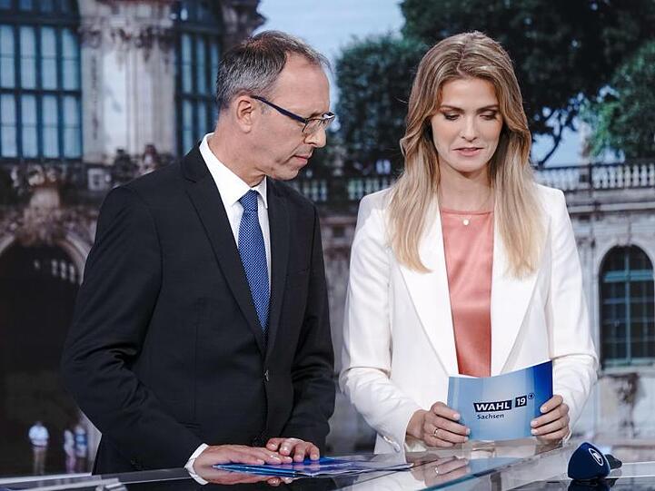 MDR-Moderatorin Wiebke Binder spricht im ARD-Wahlstudio mit Jörg Urban, Spitzenkandidat der AfD in Sachsen.