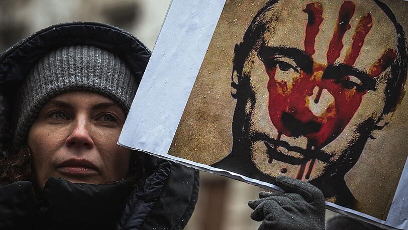 Blutige Hand: Eine Demonstrantin in Belgrad hält ein Anti-Putin-Plakat in die Höhe.