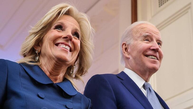 Joe Biden bleibt in Washington, Jill Biden fliegt zur Krönung von König Charles III. nach London.