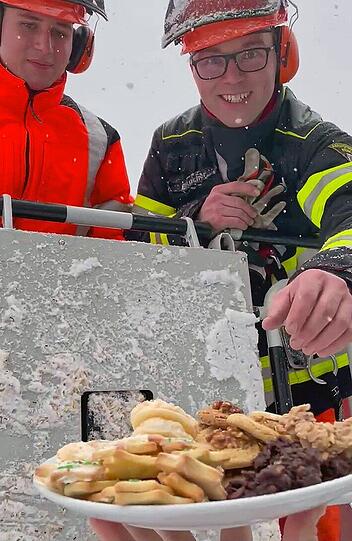 Viele Münchner zeigten sich dankbar für den großen Einsatz der Münchner Feuerwehr am Wochenende.
