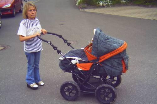 Kleine Leute haben es oft nicht ganz leicht im Leben: Hier  Claudia Heinlein (1,33 Meter) mit Baby Nico,  Bayern-Vorsitzende des Bundesverbands Kleinwüchsige Menschen und ihre Familien e.V. (BKMF).