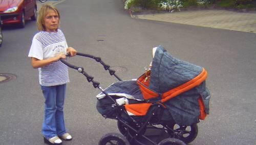 Kleine Leute haben es oft nicht ganz leicht im Leben: Hier Claudia Heinlein (1,33 Meter) mit Baby Nico, Bayern-Vorsitzende des Bundesverbands Kleinwüchsige Menschen und ihre Familien e.V. (BKMF). Kleine Leute haben es oft nicht ganz leicht im Leben: Hier Claudia Heinlein (1,33 Meter) mit Baby Nico, Bayern-Vorsitzende des Bundesverbands Kleinwüchsige Menschen und ihre Familien e.V. (BKMF).