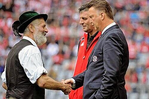 Servus und Grüß Gott: Ein Trachtler stellt sich in der Allianz Arena bei Bayern-Trainer Louis van Gaal vor.