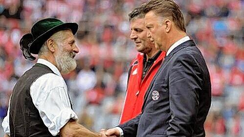 Servus und Grüß Gott: Ein Trachtler stellt sich in der Allianz Arena bei Bayern-Trainer Louis van Gaal vor. Servus und Grüß Gott: Ein Trachtler stellt sich in der Allianz Arena bei Bayern-Trainer Louis van Gaal vor.