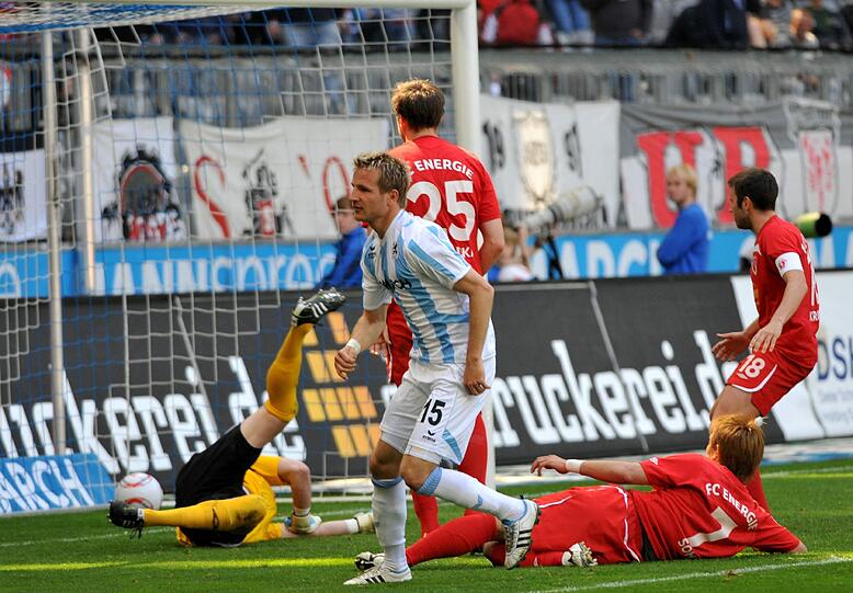 STEFAN AIGNER: Da ist sie wieder, die Superform des Löwen-Sprinters. Aigner, der Löwen-Fan Nummer eins unter den Spielern, traf gleich zwei Mal und vergoldete seinen prima Auftritt damit. NOTE 1