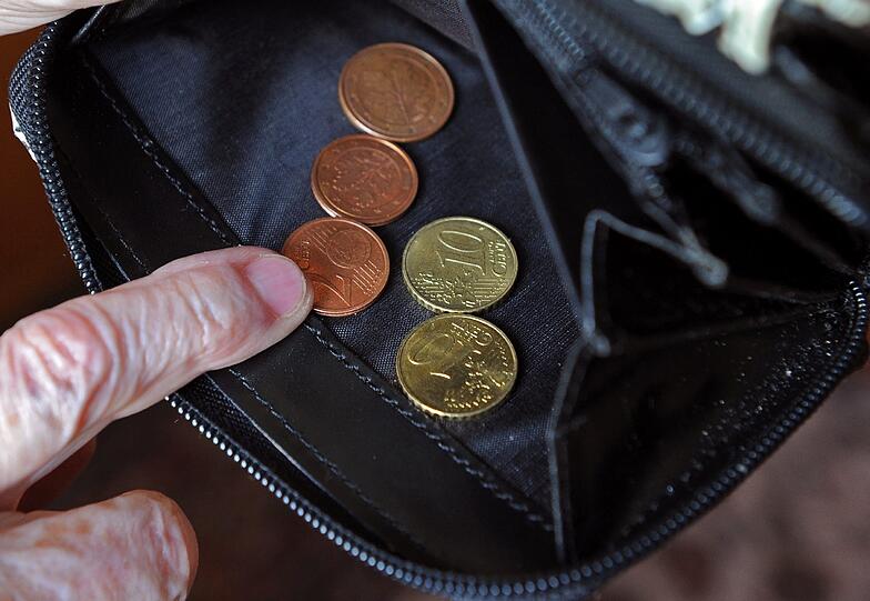Immer mehr Rentner müssen jeden Cent umdrehen.
