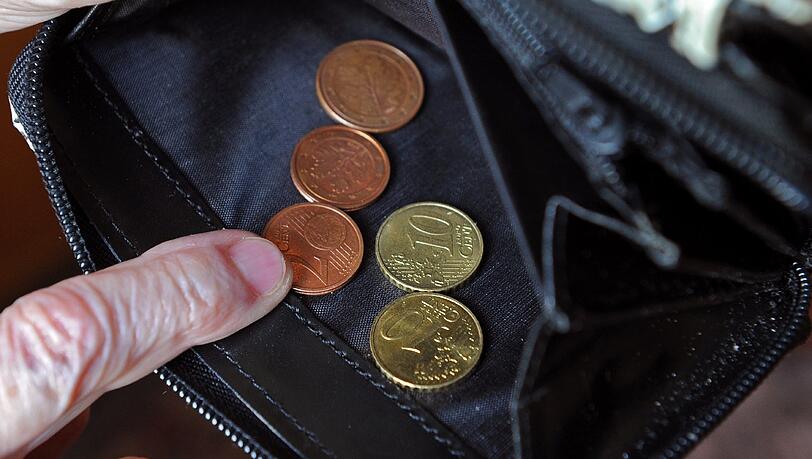 Immer mehr Rentner müssen jeden Cent umdrehen. Immer mehr Rentner müssen jeden Cent umdrehen.