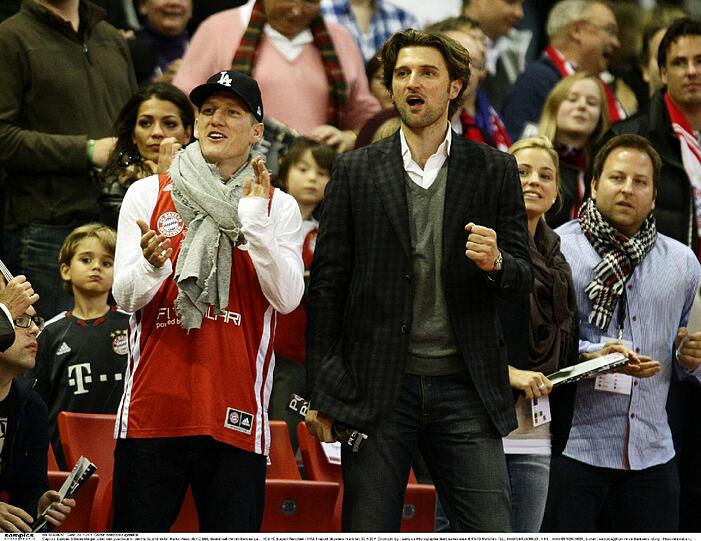 Sportdirektor Marko Pesic auf seinem Stammplatz im Audi Dome neben Bastian Schweinsteiger.