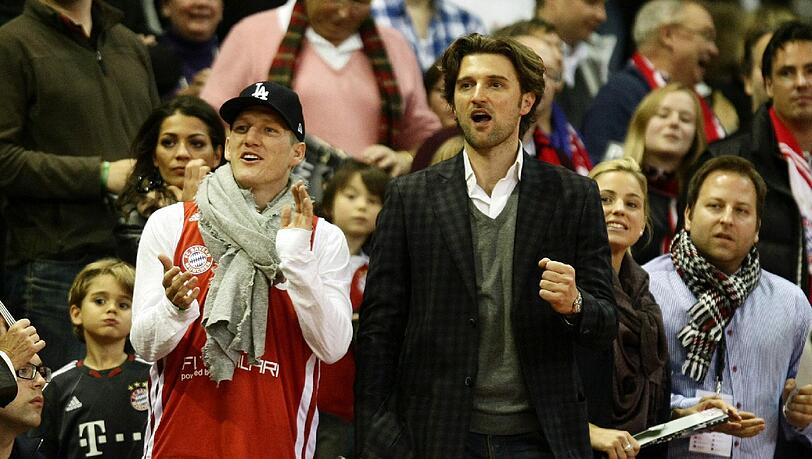 Sportdirektor Marko Pesic auf seinem Stammplatz im Audi Dome neben Bastian Schweinsteiger. Sportdirektor Marko Pesic auf seinem Stammplatz im Audi Dome neben Bastian Schweinsteiger.